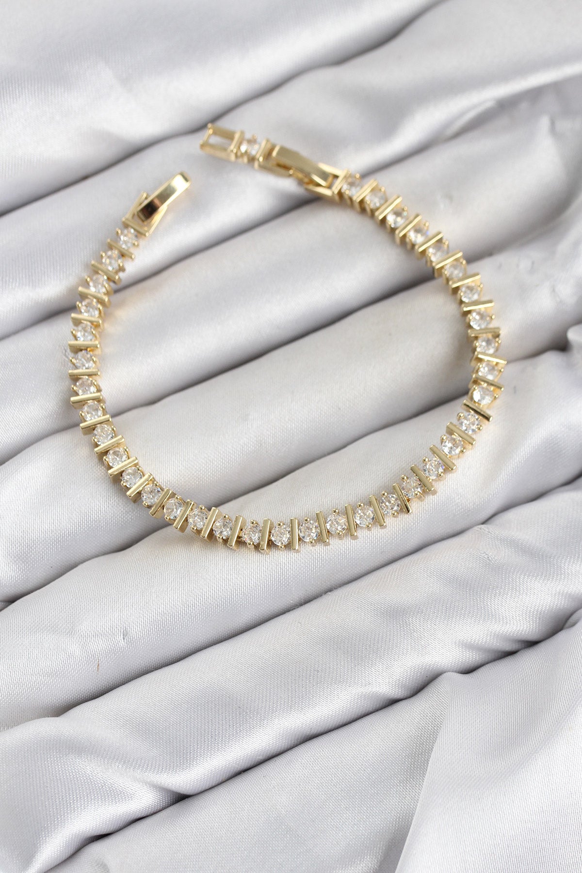 CM Şerit Model Zirkon Taşlı VIP Seri Gold Renk Pirinç Kadın Bileklik TG27BB8606 - Çok Renkli / Standart