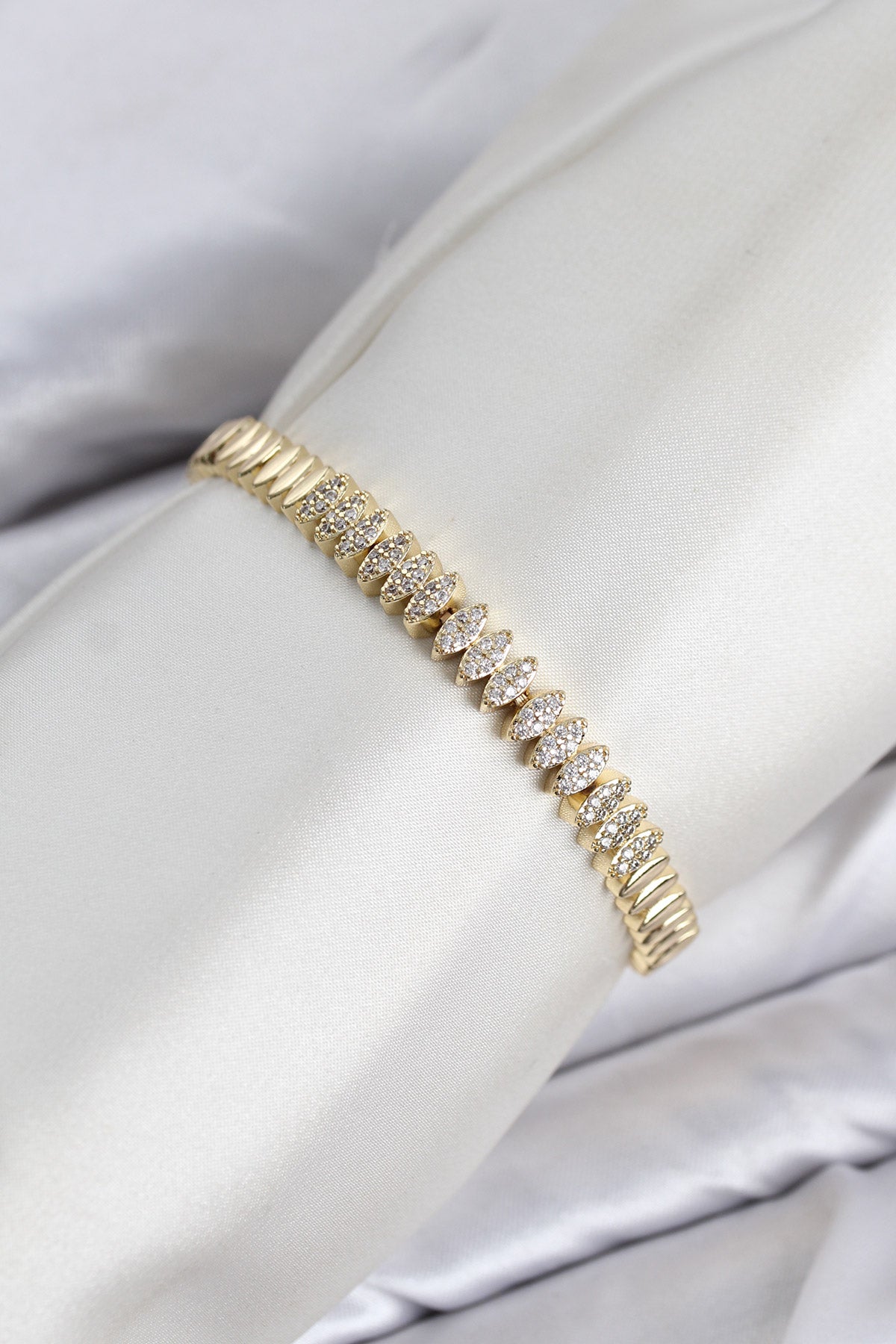 CM Arpa Model Zirkon Taşlı VIP Seri Gold Renk Pirinç Kadın Bileklik TG27BB8615 - Çok Renkli / Standart